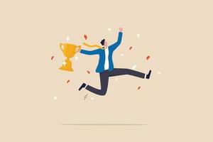 celebrare il successo del lavoro, il successo o la vittoria, vincere il premio o il trofeo, sfidare o avere successo nel concetto di competizione aziendale, uomo d'affari felice che tiene il trofeo vincente che salta in alto per la celebrazione. vettore