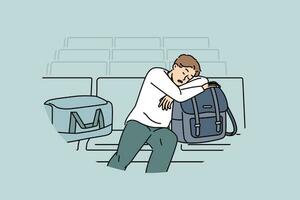 addormentato uomo si siede nel sala la zona a aeroporto e aspetta per arrivo di aereo ritardato dovuto per cattivo tempo atmosferico. stanco tipo aeroporto passeggeri con borse e bagaglio in attesa per volo e viaggio vettore