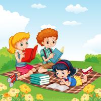 Bambini che leggono libri nel parco vettore