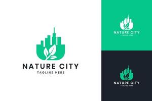 design del logo dello spazio negativo della città della natura vettore