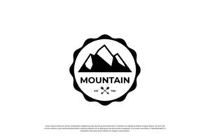 Vintage ▾ distintivo montagna avventura logo design. montagna viaggio emblema. vettore