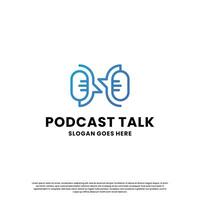 Podcast parlare logo design. microfono con parlare combinare vettore
