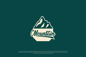 montagna esplorazione distintivo logo design. montagna viaggio emblema. montagna spedizione design. vettore