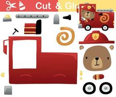 vettore illustrazione di carino orso cartone animato su fuoco camion. formazione scolastica carta gioco per bambini. tagliare e colla