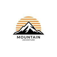 montagna avventura logo vettore illustrazione