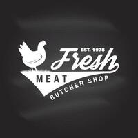 macellaio carne negozio con pollo distintivo o etichetta. vettore. Vintage ▾ tipografia logo design con pollo silhouette. elementi su il tema di il pollo carne negozio, mercato, ristorante attività commerciale. vettore