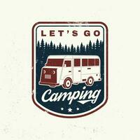 lascia partire campeggio. estate campo. vettore illustrazione concetto per camicia o logo, Stampa, francobollo o tee. Vintage ▾ tipografia design con rv camper e foresta silhouette.