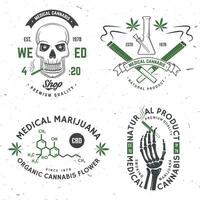 medico canapa distintivo, etichetta con scheletro mano, fumo marijuana vettore. Vintage ▾ tipografia logo design con cannabis, scheletro mano silhouette per erba negozio, cannabis, marijuana consegna servizio vettore