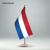 bandiera di Olanda sospeso su un' bandiera In piedi. vettore