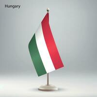 bandiera di Ungheria sospeso su un' bandiera In piedi. vettore