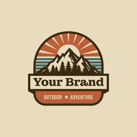 Vintage ▾ avventura all'aperto distintivo. campeggio emblema logo con montagna e albero illustrazione vettore