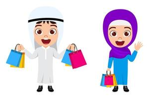 felice carino bellissimo ragazzo arabo musulmano ragazzo e ragazza personaggio che indossa abito musulmano hijab abito da lavoro in piedi e in possesso di borse della spesa isolate vettore
