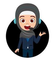 felice carino bella ragazza araba musulmana personaggio avatar che indossa abito da lavoro musulmano hijab e microfono con espressione facciale allegra vettore