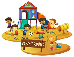 I bambini felici giocano nel parco giochi vettore