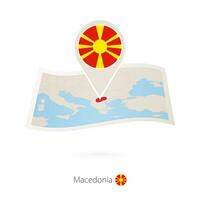 piegato carta carta geografica di macedonia con bandiera perno di macedonia. vettore
