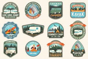 set di badge per campi estivi, canoa e kayak. vettore. per patch. design con silhouette da campeggio, montagna, fiume, indiano americano e kayaker. toppe per kayak da campo e sport acquatici estremi vettore