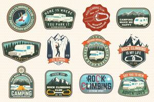 impostato di roccia arrampicata club e estate campo badge vettore concetto per camicia o Stampa, francobollo, toppa o tee. Vintage ▾ tipografia design con campeggio tenda, trailer, camper, scalatore, moschettone e montagne