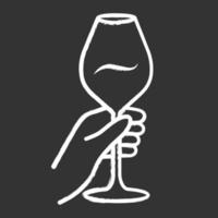 barman tenendo un bicchiere di vino icona del gesso. bevanda alcolica, bevanda da aperitivo. bicchiere da vino, bicchieri. bar, ristorante. festa, vacanza. cantina, sommelier. illustrazione di lavagna vettoriale isolato