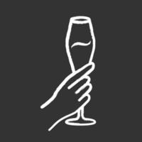 mano che tiene tulipano bicchiere di vino icona gesso. flute di champagne. bicchiere di bevanda alcolica. servizio vino. celebrazione, festa. nozze. Saluti. degustazione. illustrazione di lavagna vettoriale isolato