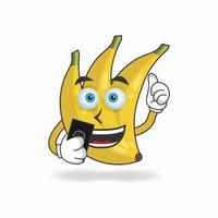 personaggio mascotte banana che tiene un cellulare. illustrazione vettoriale
