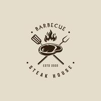 barbecue bistecca logo Vintage ▾ vettore illustrazione modello icona grafico design. bbq griglia con fiamma e carne spatola e forchetta cartello o simbolo per cibo ristorante bistecca Casa con retrò tipografia stile
