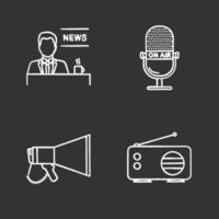 set di icone di gesso di mass media. premere. presentatore televisivo, microfono, megafono, radio. illustrazioni di lavagna vettoriali isolate