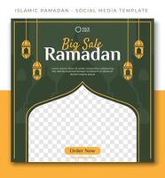 Ramadan islamico saldi, verde oro sociale media inviare modello disegno, evento promozione vettore bandiera