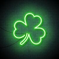 santo Patrick giorno illustrazione con raggiante trifoglio le foglie forma neon luci su mattone parete sfondo. irlandesi tradizionale st. patricks giorno fortunato celebrazione vettore design per volantino, saluto carta, ragnatela