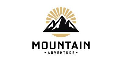avventura logo design con montagna silhouette e Alba vettore