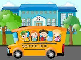 Bambini che vanno a scuola in autobus scolastico vettore