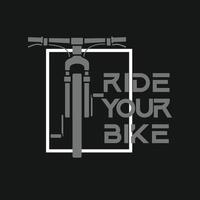 design tipografico della maglietta della bici moderna vettore