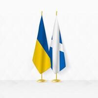 Ucraina e Scozia bandiere su bandiera In piedi, illustrazione per diplomazia e altro incontro fra Ucraina e Scozia. vettore