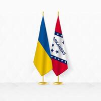 Ucraina e Arkansas bandiere su bandiera In piedi, illustrazione per diplomazia e altro incontro fra Ucraina e Arkansas. vettore