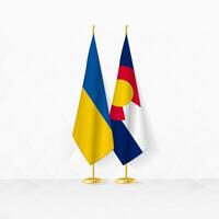 Ucraina e Colorado bandiere su bandiera In piedi, illustrazione per diplomazia e altro incontro fra Ucraina e Colorado. vettore