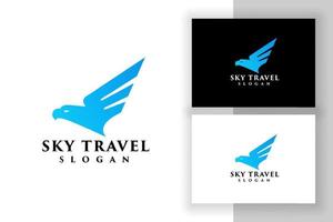 disegno del logo dell'agenzia di viaggi in aereo con un'illustrazione della testa d'aquila vettore