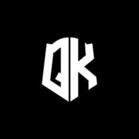 qk monogramma lettera logo nastro con stile scudo isolato su sfondo nero vettore