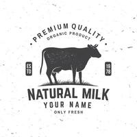 naturale latte distintivo, logo. vettore. tipografia design con mucca silhouette. modello per latteria e latte azienda agricola attività commerciale - negozio, mercato, confezione e menù vettore