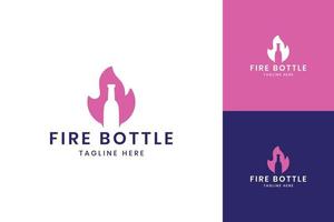 design del logo dello spazio negativo della bottiglia di fuoco vettore