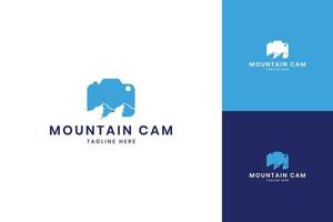 design del logo dello spazio negativo della fotocamera di montagna vettore