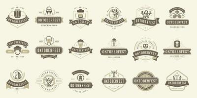oktoberfest badge e etichette impostato Vintage ▾ tipografico design modelli illustrazione. vettore