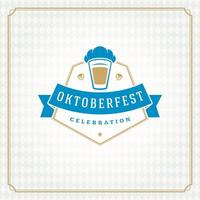 oktoberfest celebrazione con tradizionale birra emblema vettore