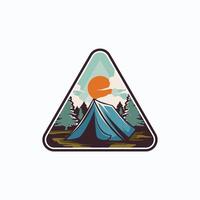 montagna avventura logo. escursioni a piedi e campeggio Vintage ▾ logo design vettore