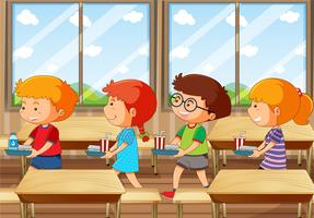 Quattro bambini con vassoio di cibo in mensa vettore