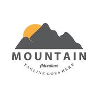 montagna logo design. avventura. all'aperto escursioni a piedi avventura icona impostare. design vettore