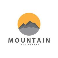 montagna logo design. avventura. all'aperto escursioni a piedi avventura icona impostare. design vettore