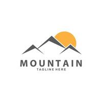 montagna logo design. avventura. all'aperto escursioni a piedi avventura icona impostare. design vettore