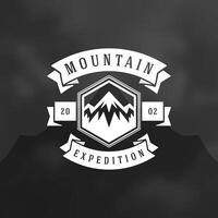 montagne logo emblema illustrazione. vettore