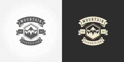 montagna campeggio logo emblema all'aperto paesaggio illustrazione roccia colline silhouette per camicia o Stampa francobollo vettore