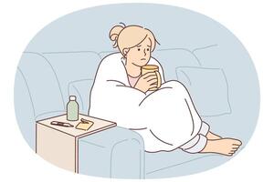 donna malato con influenza avvolto nel coperta si siede su divano e bevande caldo decotto di erbe aromatiche vettore