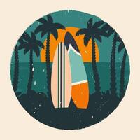 tavole da surf nel sabbia. tramonto spiaggia nel Vintage ▾ stile. estate spiaggia sfondo. bellissimo paesaggio marino con sagome di tropicale palma foglie, Alba, oceano, fare surf tavole. vettore